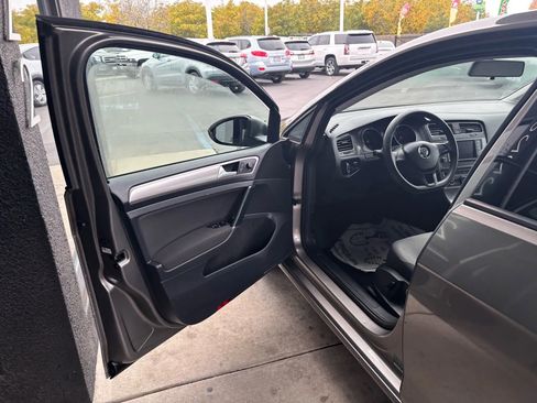 Used 2016 Volkswagen e-Golf SE image 7