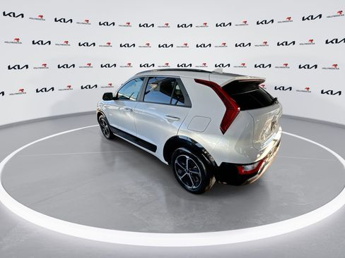 Certified 2024 Kia Niro SX image 6