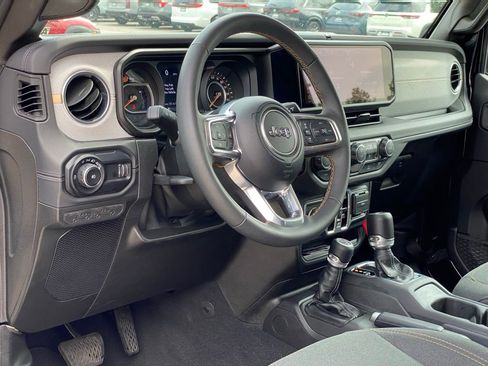 Used 2025 Jeep Wrangler Unlimited Sahara AWD/4WD image 10