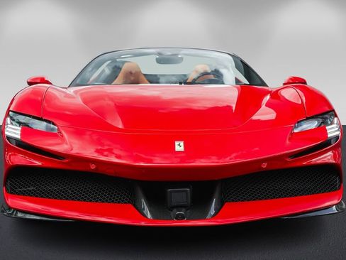 Used 2023 Ferrari SF90 Spider image 8