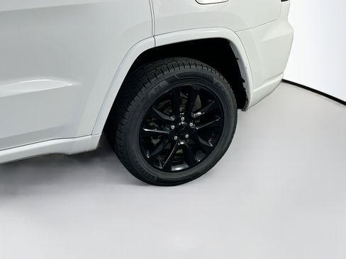 Used 2022 Jeep Grand Cherokee Laredo X image 30