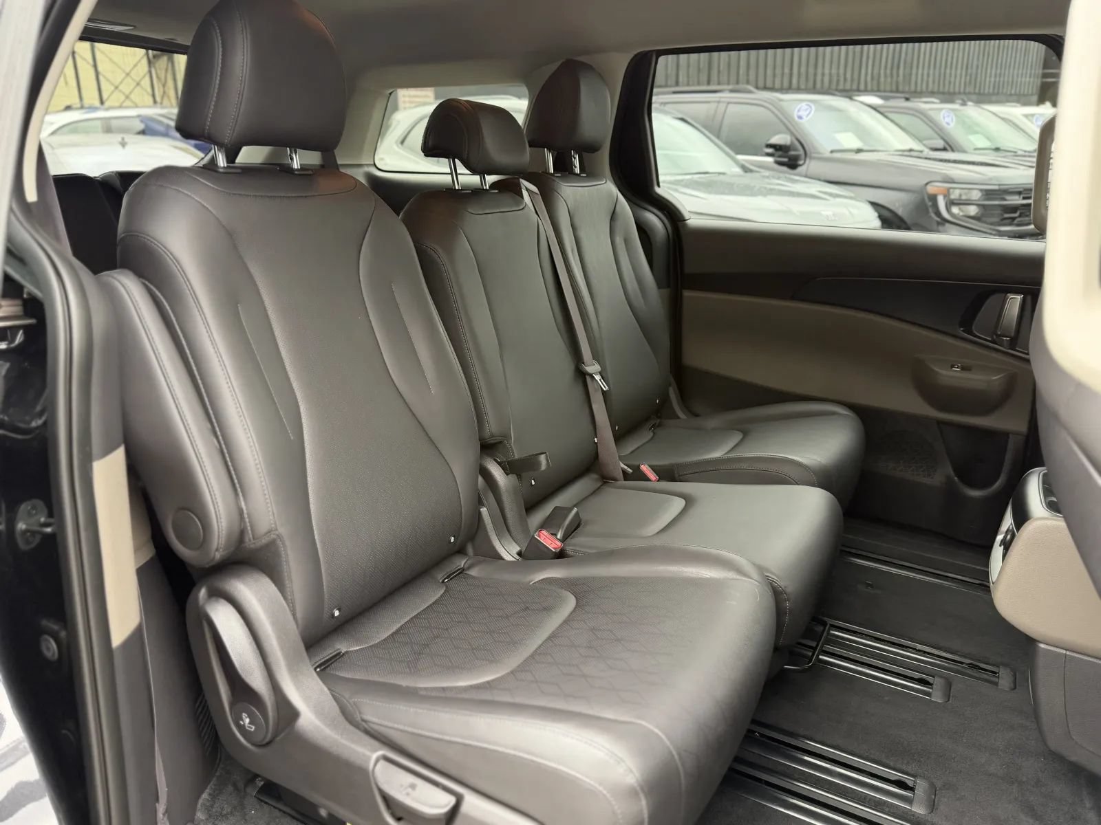 Used 2026 Kia Carnival FWD image 20
