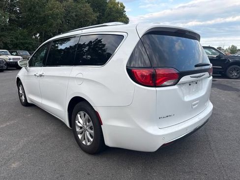 Used 2018 Chrysler Pacifica Touring-L FWD image 3