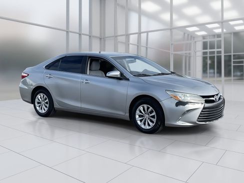 Used 2016 Toyota Camry LE image 8