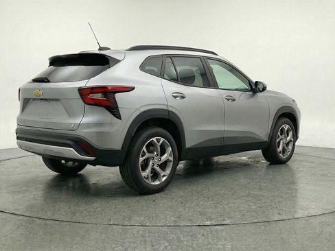 Used 2025 Chevrolet Trax LT w/ LT Convenience Package image 9