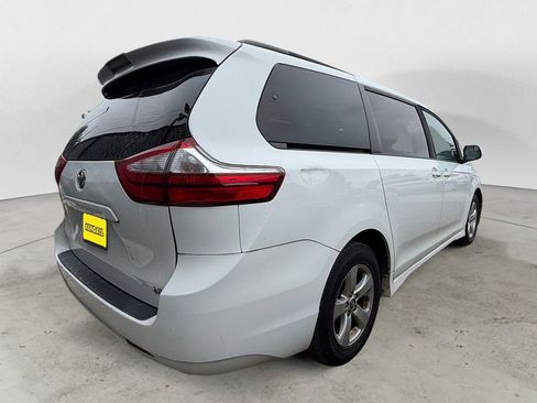 Used 2018 Toyota Sienna LE FWD image 3