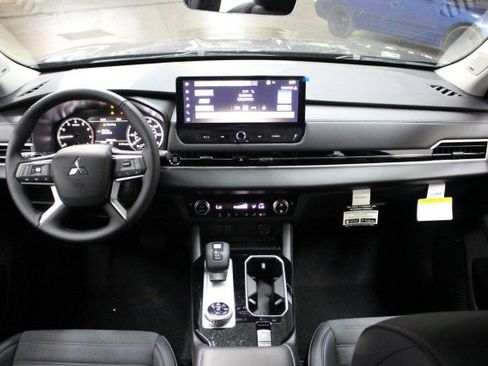 New 2025 Mitsubishi Outlander SE image 20