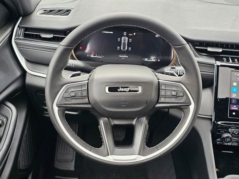 New 2025 Jeep Grand Cherokee Altitude image 17