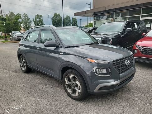 Used 2024 Hyundai Venue SEL FWD image 2