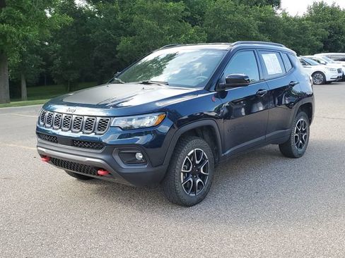 Used 2024 Jeep Compass Trailhawk w/ Trailhawk Convenience Group AWD/4WD image 2