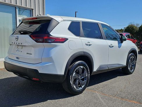 Used 2024 Nissan Rogue SV AWD/4WD image 6