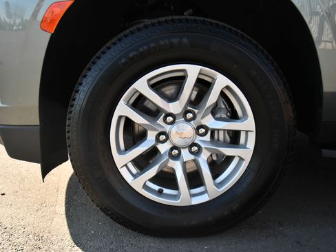 Used 2024 Chevrolet Suburban LT image 12