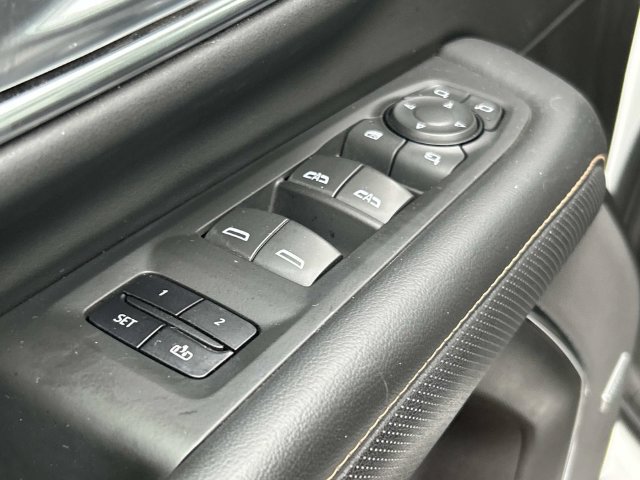 Used 2022 GMC Yukon XL AT4 w/ Technology Package AWD/4WD image 35