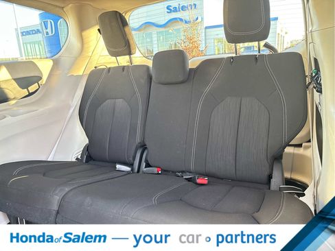 Used 2023 Chrysler Voyager LX image 17