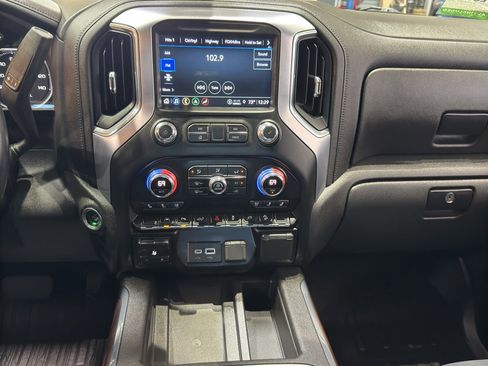 Used 2022 GMC Sierra 1500 SLT w/ SLT Premium Plus Package AWD/4WD image 31