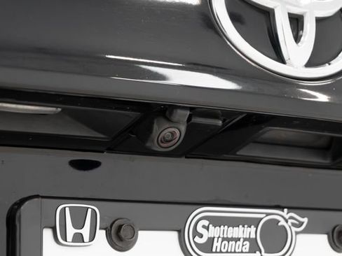 Used 2022 Toyota Highlander L FWD image 15