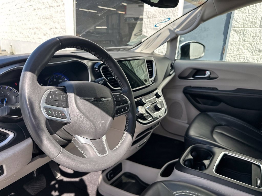 Used 2023 Chrysler Pacifica Touring-L FWD image 11