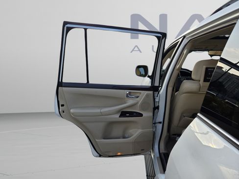 Used 2014 Lexus LX 570 4WD image 18