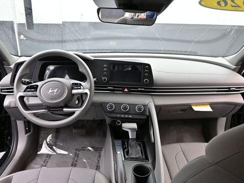 Used 2026 Hyundai Elantra SE FWD image 9