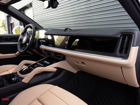 Certified 2026 Porsche Cayenne Coupe AWD/4WD image 36