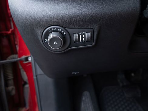 Used 2025 Jeep Compass Trailhawk AWD/4WD image 14