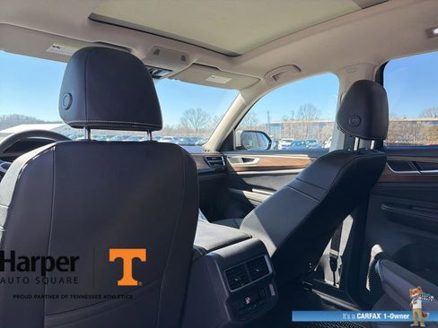 Used 2025 Volkswagen Atlas SE w/ Panoramic Sunroof Package image 11