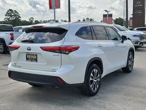 Used 2021 Toyota Highlander XLE AWD/4WD image 5