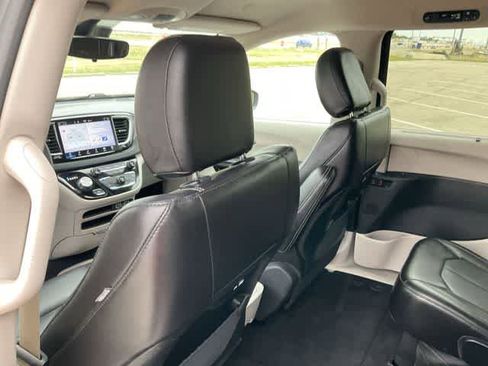 Used 2023 Chrysler Pacifica Touring-L image 14