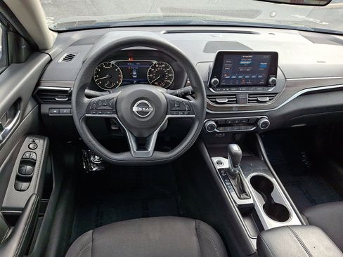 Used 2024 Nissan Altima 2.5 SV FWD image 11