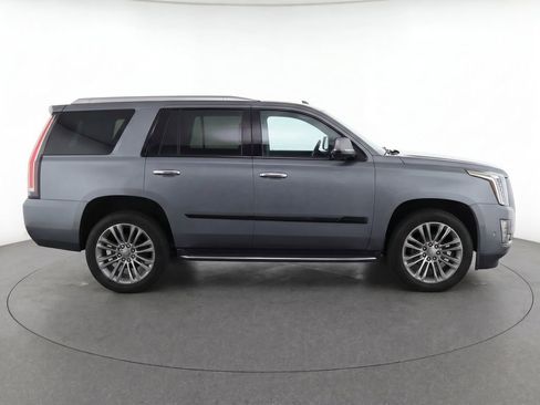 Used 2019 Cadillac Escalade Luxury w/ Escalade Sport Edition AWD/4WD image 8