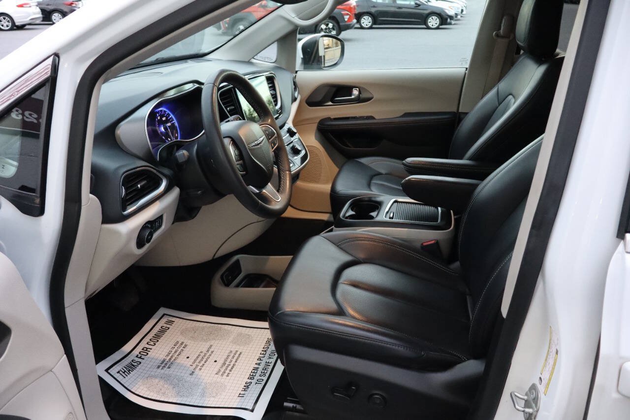 Used 2023 Chrysler Pacifica Touring-L FWD image 6