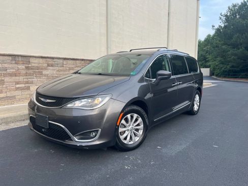 Used 2018 Chrysler Pacifica Touring-L w/ Advanced Safetytec Group image 2