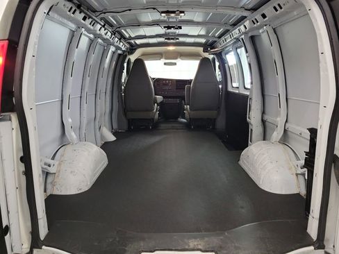 Used 2017 GMC Savana 2500 RWD image 16