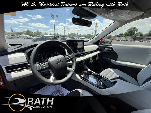 New 2025 Mitsubishi Outlander SE image 14