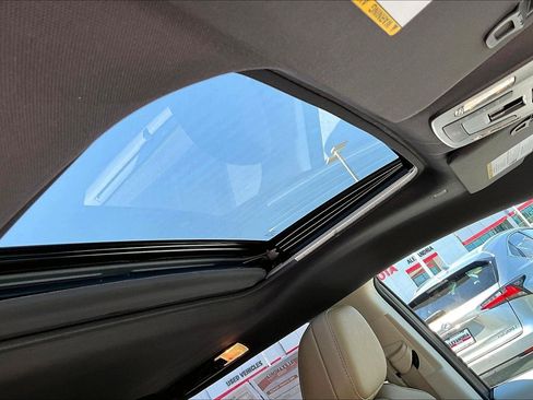 Used 2023 Toyota Sienna XLE FWD image 21