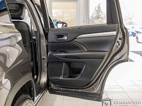 Used 2019 Toyota Highlander XLE AWD/4WD image 42