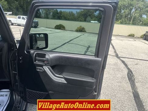 Used 2016 Jeep Wrangler Unlimited Rubicon AWD/4WD image 35