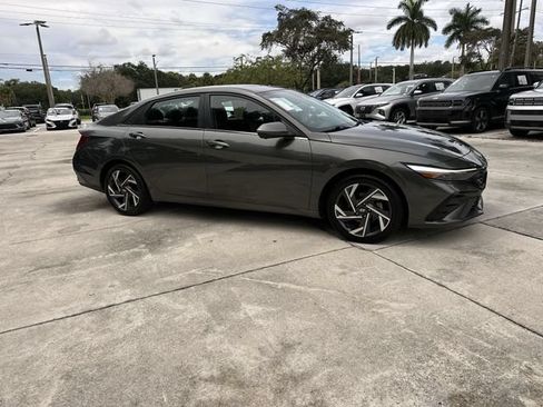 Used 2024 Hyundai Elantra Limited FWD image 15