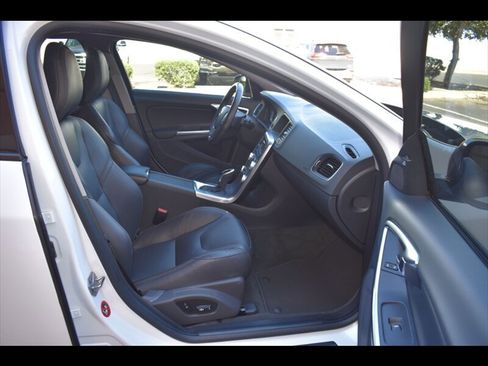 Used 2017 Volvo V60 T5 Cross Country w/ Convenience Package image 31