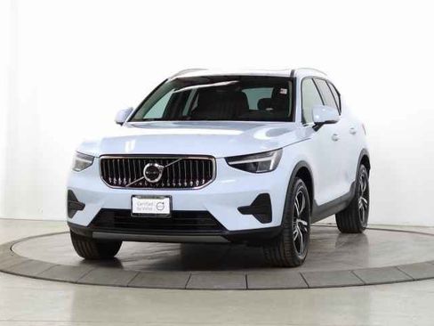 Certified 2025 Volvo XC40 B5 Core image 3