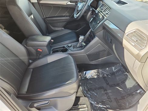 Used 2022 Volkswagen Tiguan SE w/ Panoramic Sunroof Package image 12