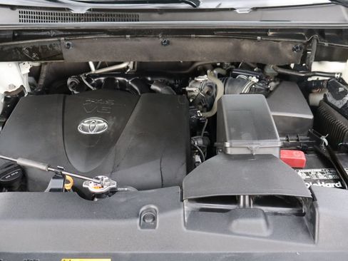 Used 2019 Toyota Highlander XLE AWD/4WD image 43