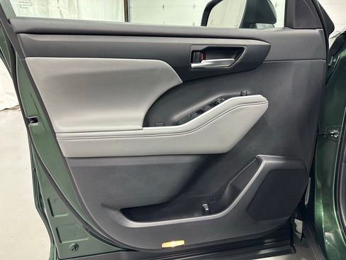 Used 2025 Toyota Highlander XLE image 8