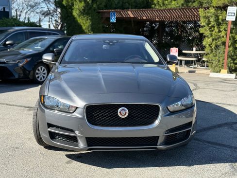 Used 2017 Jaguar XE Premium image 3