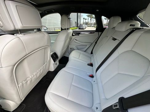 Used 2022 Porsche Macan image 37