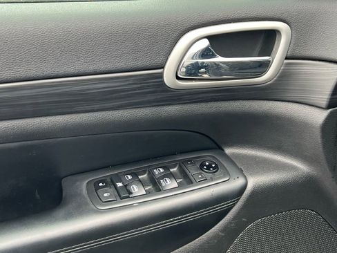 Used 2021 Jeep Grand Cherokee Laredo AWD/4WD image 27