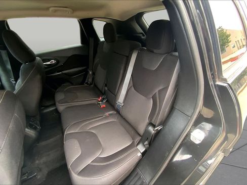 Used 2015 Jeep Cherokee Latitude w/ Comfort/Convenience Group FWD image 21