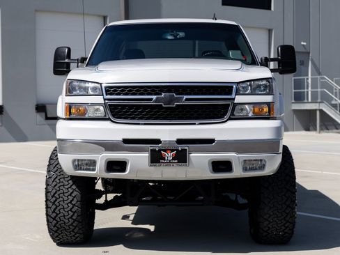 Used 2006 Chevrolet Silverado 2500 LT w/ Heavy-Duty Power Package image 5