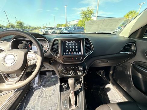 Used 2022 Jeep Cherokee Trailhawk w/ Comfort/Convenience Group AWD/4WD image 31