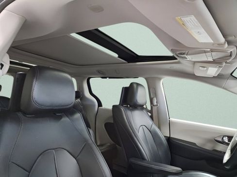 Used 2017 Chrysler Pacifica Limited w/ UConnect Theater Package image 6